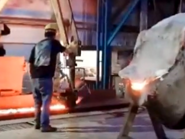 Multifunkcionalni manipulator za lijevanje ispred peći primjenjiv na livnicu industrije