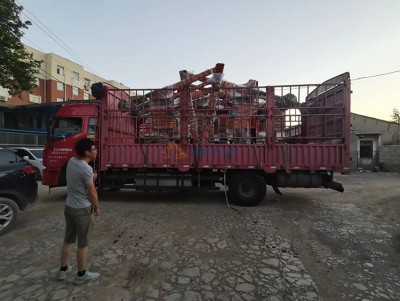 3 Postavlja hidraulični manipulator za livenje učitavaju se na kamionu i spremni za dostavu.
